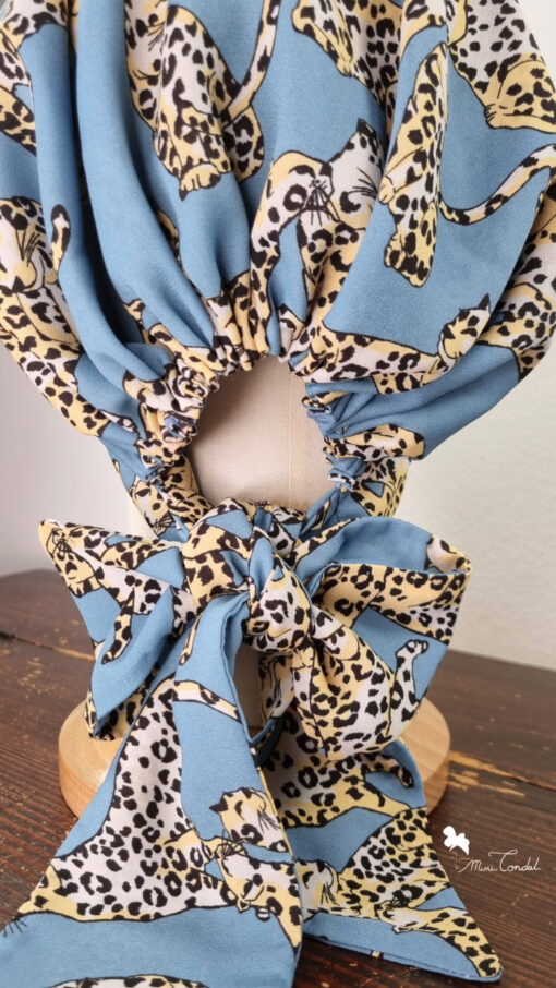 Bandana preformata azzurra con leopardi, dettaglio chiusura, Mimi Condal
