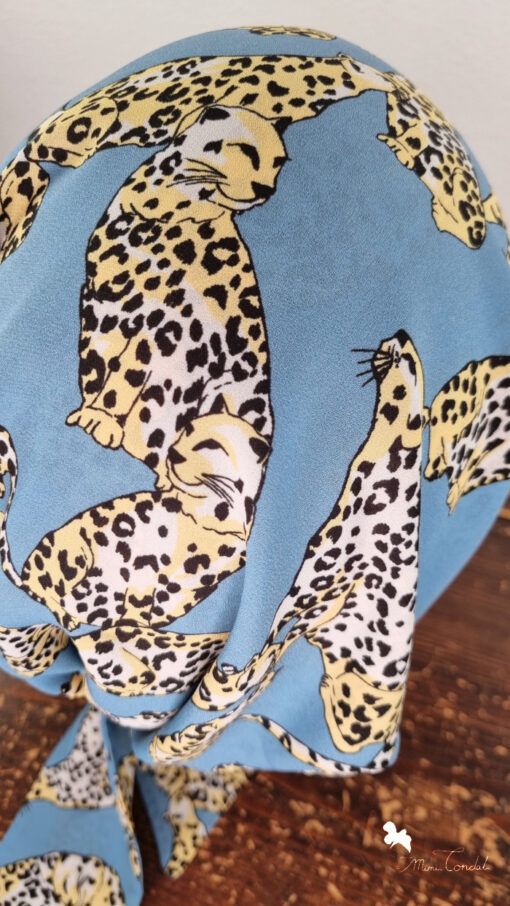 Bandana preformata azzurra con leopardi, annodata stile pirata, Mimi Condal