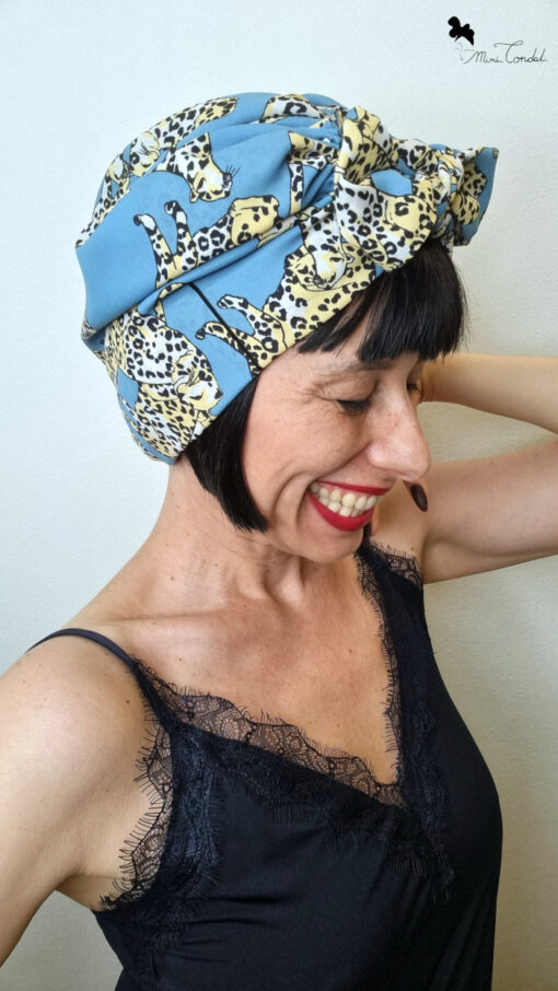 Bandana preformata azzurra con leopardi, annodata con fiocco frontale, Mimi Condal