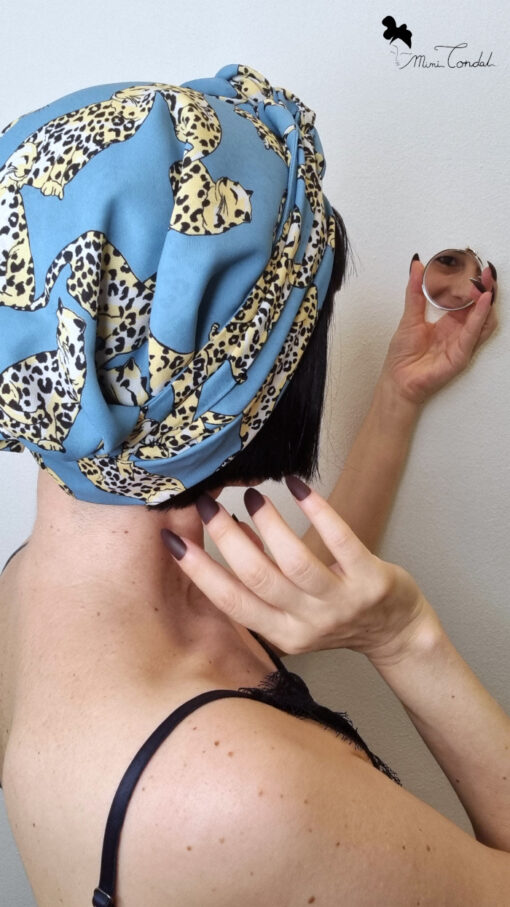 Bandana preformata azzurra con leopardi, annodata con nodo frontale, Mimi Condal