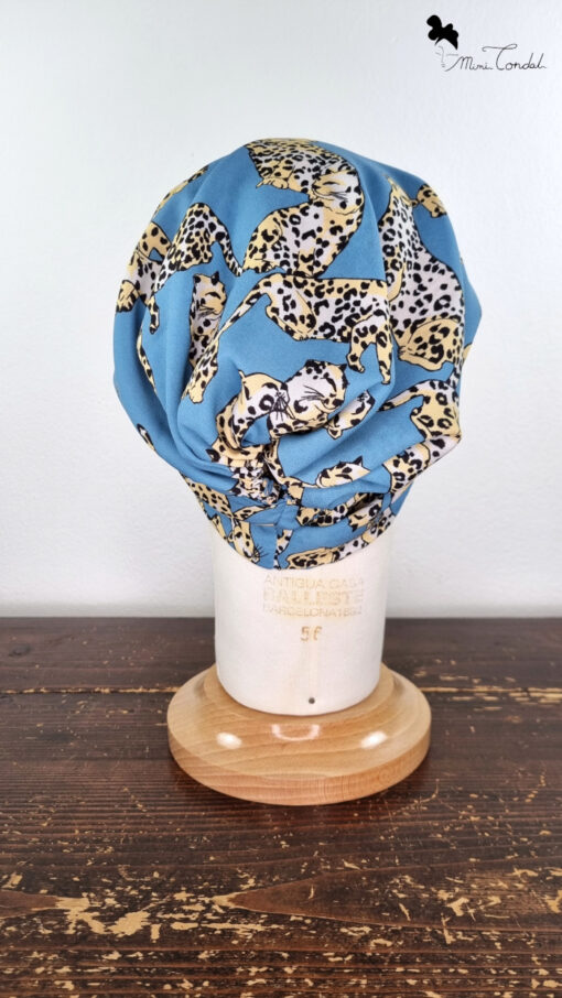 Bandana preformata azzurra con leopardi, annodata come turbante, Mimi Condal