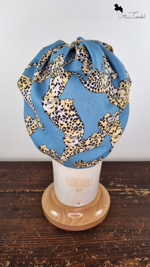Bandana preformata azzurra con leopardi, annodata come turbante, Mimi Condal