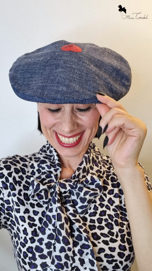 Mimi Condal indossando cappello basco jeas scuro in stile visiera.