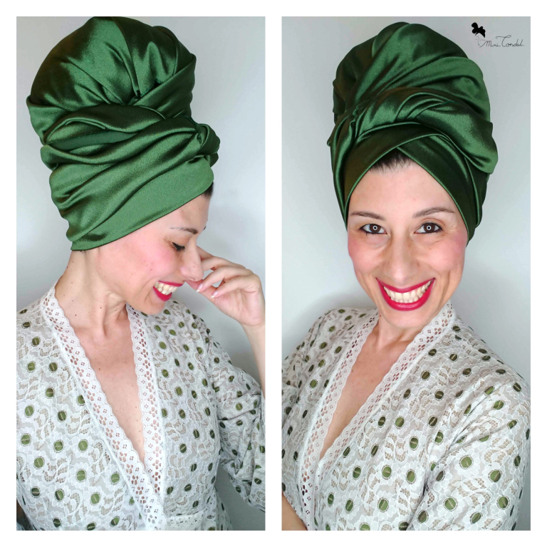 Mimi Condal idossando base volumizzante extra con foulard in raso verde