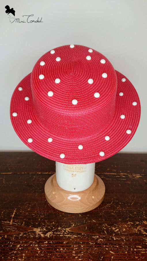 Cappelo estivo color fragola decorato con mezze perle, Mimi Condal