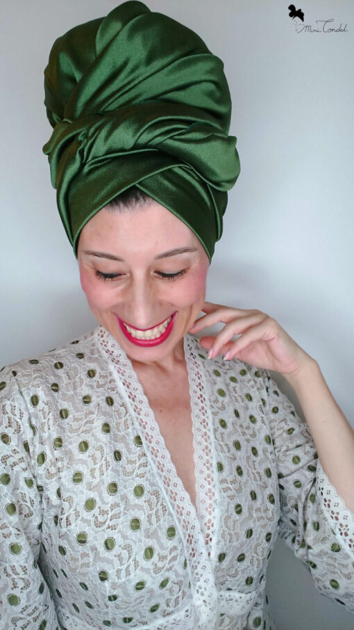 Mimi Condal idossando base volumizzante extra con foulard in raso verde