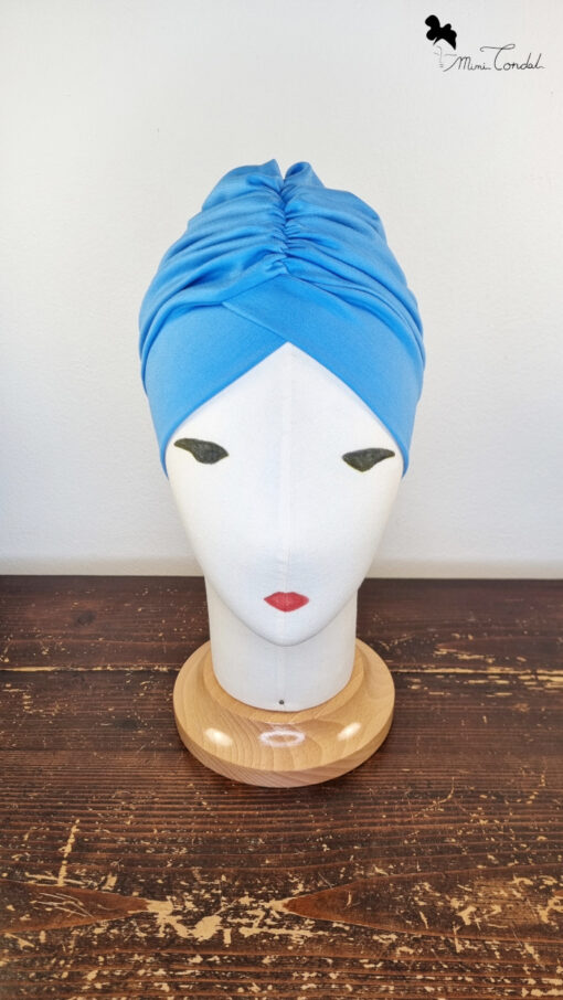Turbante con incrocio frontale ed arricciatura in colore azzurro, Mimi Condal.