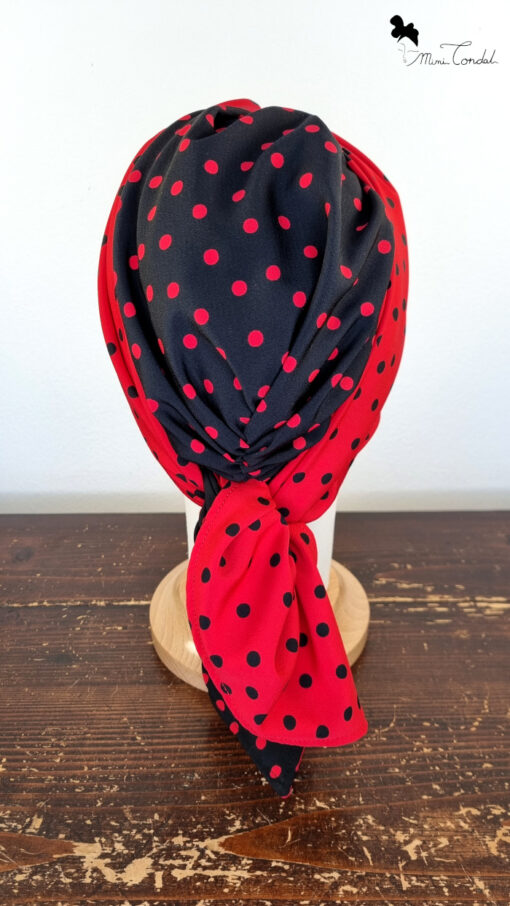 Turbante reversibile rosso e nero che si annoda con lunghi lembi, Mimi Condal.