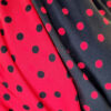 Turbante reversibile rosso e nero che si annoda con lunghi lembi, Mimi Condal.