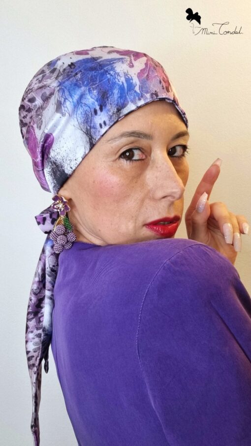 Turbante in raso con stampa leopardata viola, annodato tipo pirata, Mimi Condal
