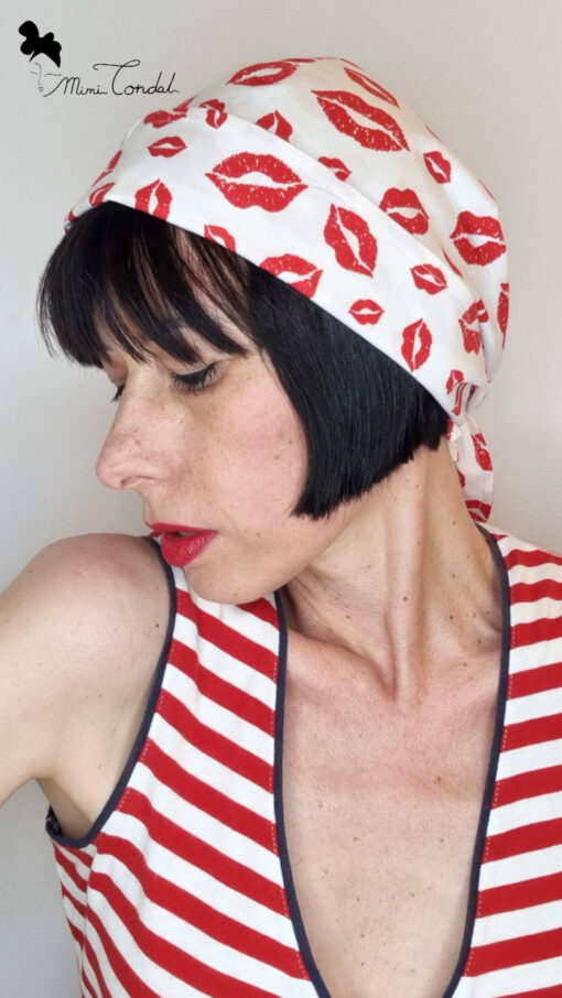 Turbante che si annoda come bandana, in cotone con stampa labbra rosse, Mimi Condal.