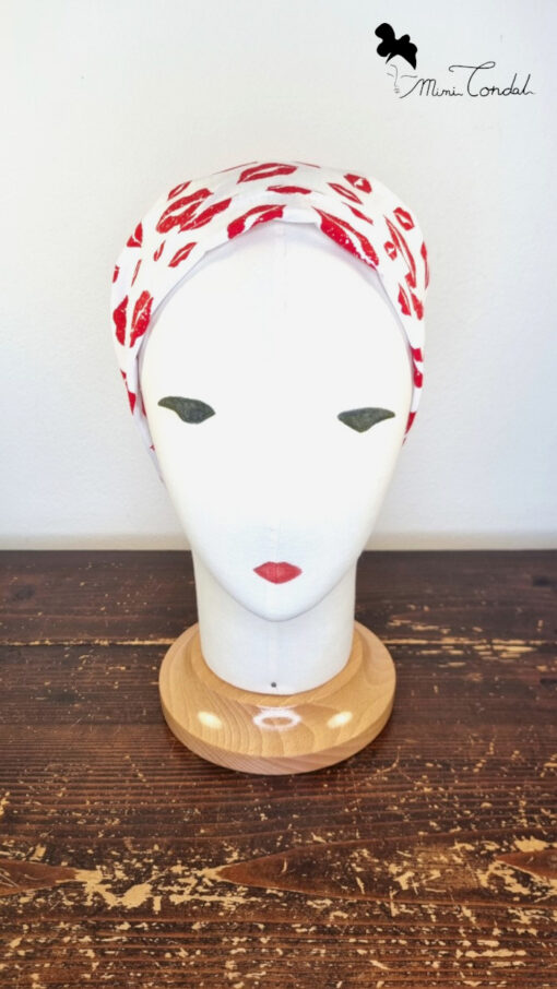 Turbante che si annoda come bandana, in cotone con stampa labbra rosse, Mimi Condal.