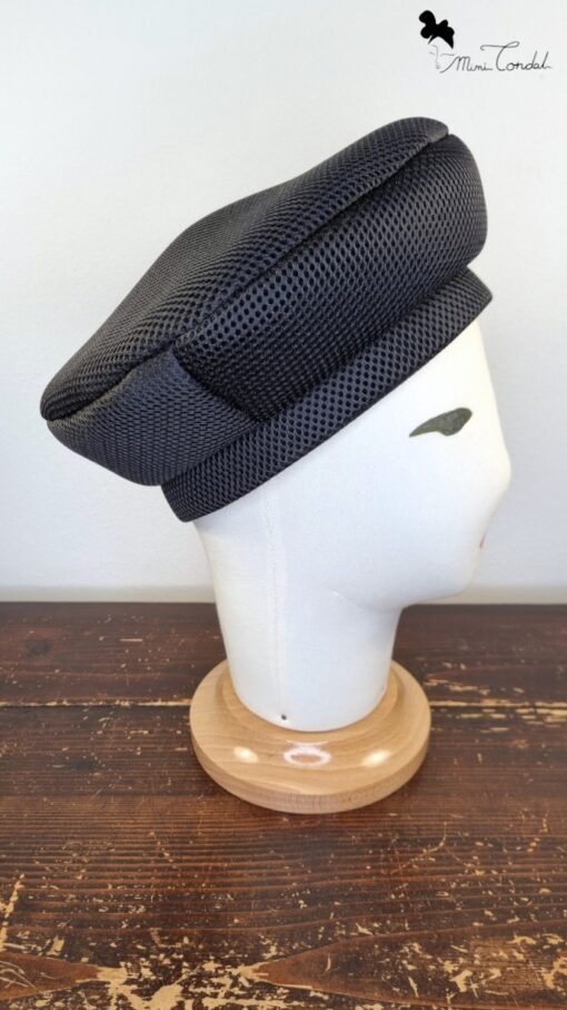 Cappello modello basco realizzato con tessuto neoprene nero a rete, Mimi Condal.