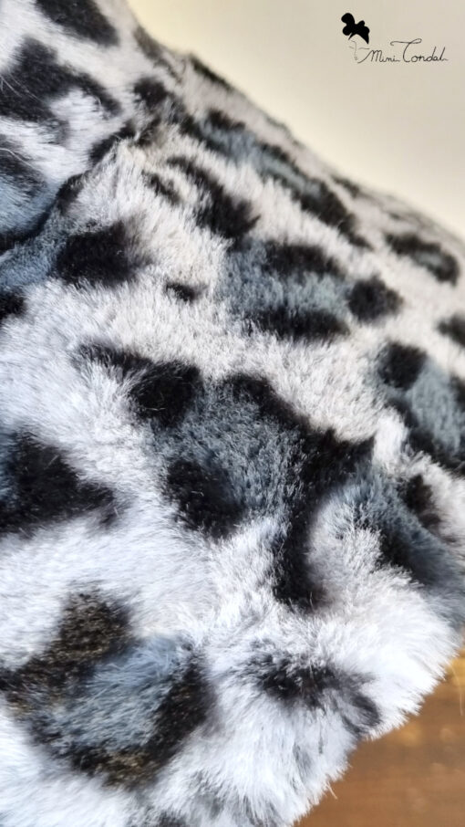 Cappello a secchiello in pelliccia sintetica leopardata grigia con fodera interna trapuntata, Mimi Condal.