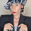 Mimi Condal indossando cappello a secchiello in pelliccia sintetica leopardata grigia, lato reversibile.
