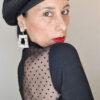 Mimi Condal con cappello basco nero abbinato ad outfit da sera.