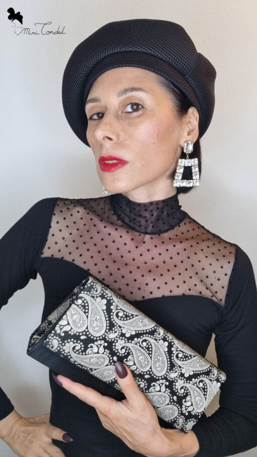 Mimi Condal con cappello basco nero abbinato ad outfit da sera.