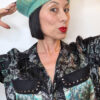 Mimi Condal mostra come risulta indossato cappello basco color acquamarina.