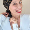 Mimi Condal insegnando come s'indossa il turbante bandana con stampa catene.