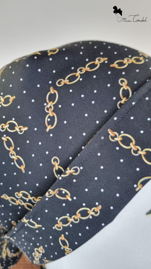 Dettaglio piega turbante bandana preformato in neoprene nero con stampa catene, Mimi Condal