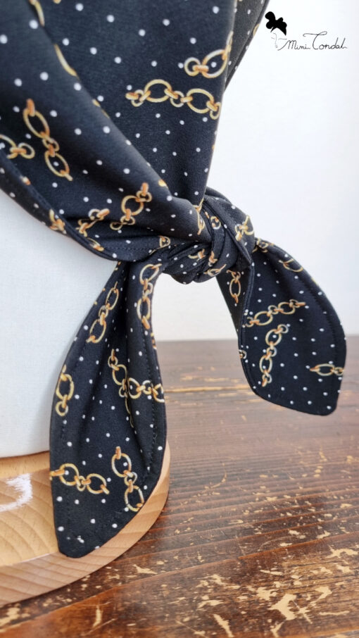 Chiusura con nodo turbante bandana preformato in neoprene nero con stampa catene, Mimi Condal