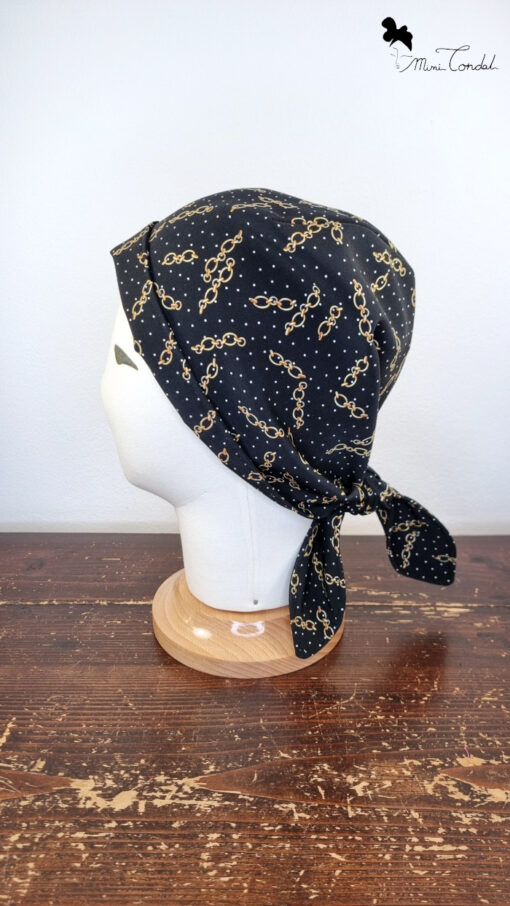 Vista laterale turbante bandana preformato in neoprene nero con stampa catene, Mimi Condal
