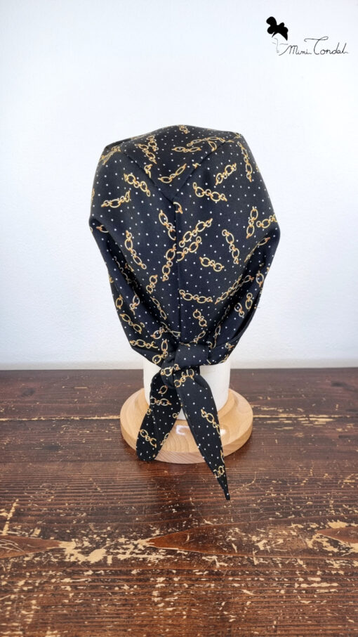 Vista posteriore turbante bandana preformato in neoprene nero con stampa catene, Mimi Condal