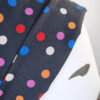 Dettaglio piega turbante bandana preformato che si chiude con nodo, stampa pois vari colori, Mimi Condal