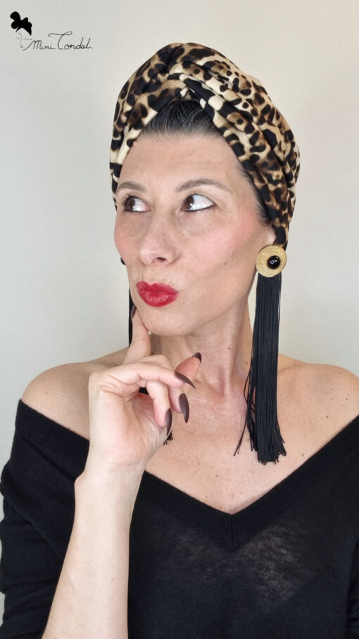 Mimi Condal mostrando la vestibilitá del turbante a fascia leopardato.