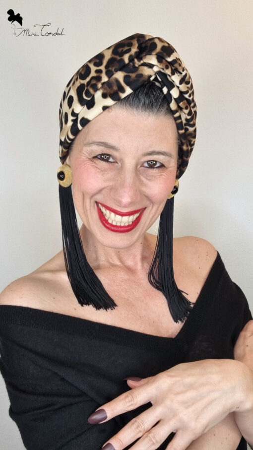 Mimi Condal mostrando la vestibilitá del turbante a fascia leopardato.