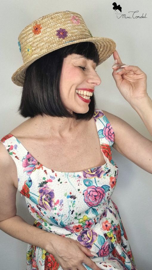 Mimi Condal mostrando come risulta indossato cappello a secchiello in paglia con fiori