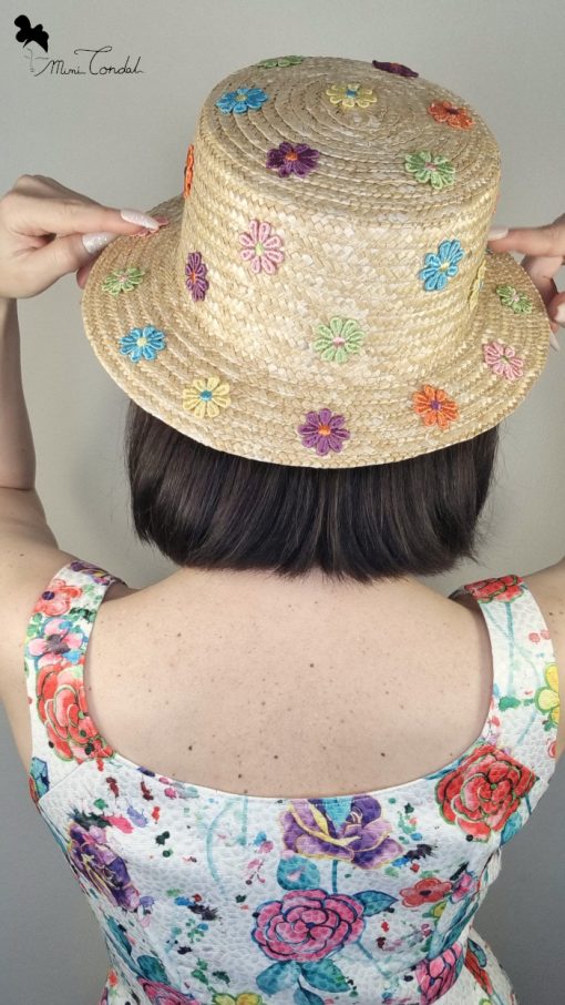 Mimi Condal mostrando come risulta indossato cappello a secchiello in paglia con fiori
