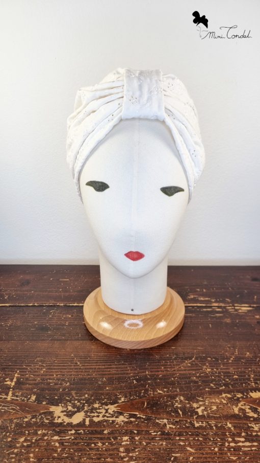 Elegante turbante estivo in cotone bianco di sangallo, Mimi Condal
