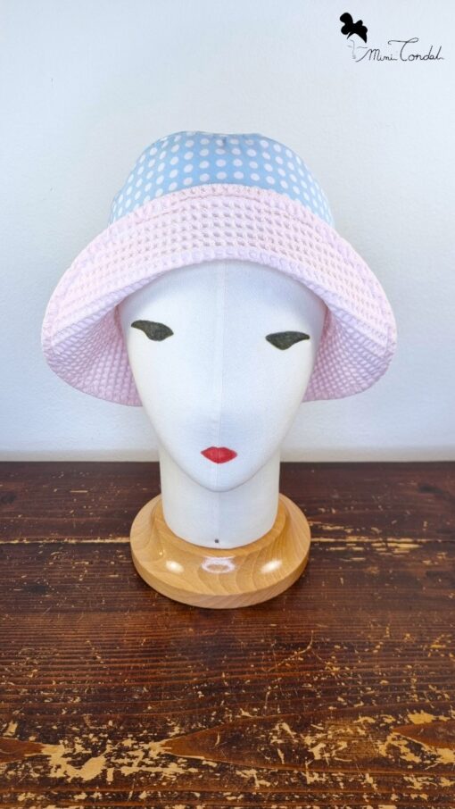 Cappello a secchiello in cotone, leggero e ripiegabile. Azzurro a pois bianchi, fodera spugna rosa. Mimi Condal