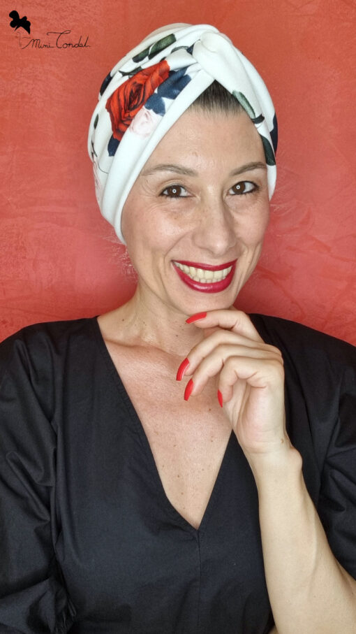 Turbante in maglina bianca con stampa rose rosse e rosa con nodo frontale, Mimi Condal