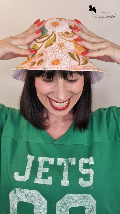 Mimi Condal con cappello bucket in cotone con stampa fiori con tesa abbassata