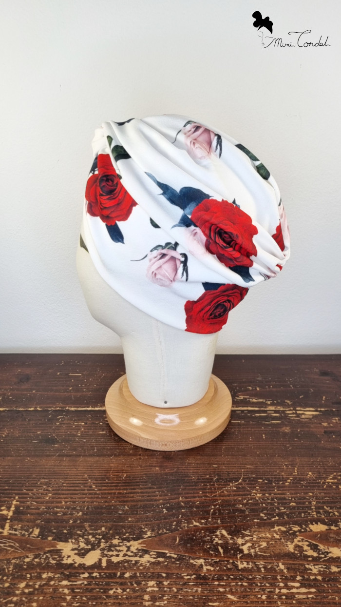 Turbante in maglina bianca con stampa rose rosse e rosa con nodo frontale, Mimi Condal