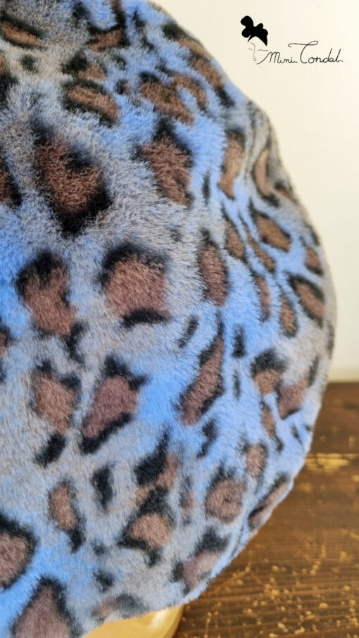 Cappello basco dal diametro ampio in pelliccia sintetica leopardata nei toni del blu e grigio, Mimi Condal