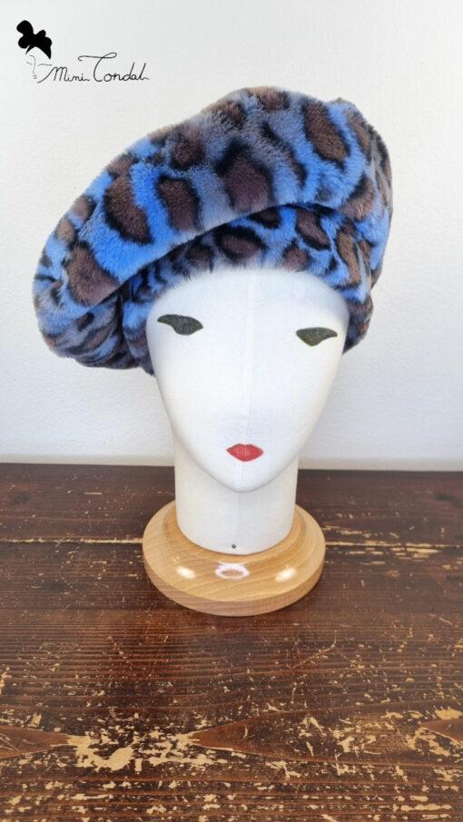 Cappello basco dal diametro ampio in pelliccia sintetica leopardata nei toni del blu e grigio, Mimi Condal