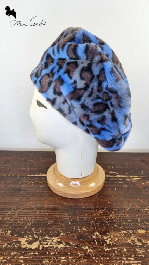 Cappello basco dal diametro ampio in pelliccia sintetica leopardata nei toni del blu e grigio, Mimi Condal