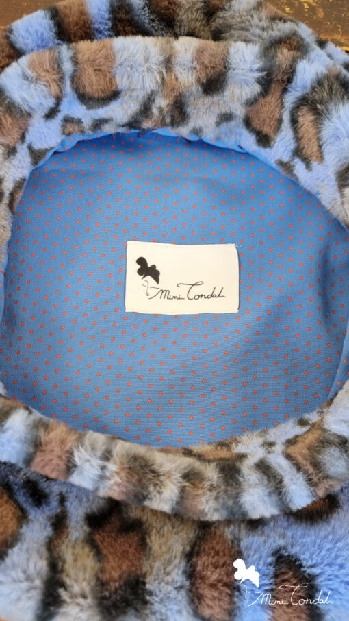 Cappello basco dal diametro ampio in pelliccia sintetica leopardata nei toni del blu e grigio, Mimi Condal