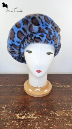 Cappello basco dal diametro ampio in pelliccia sintetica leopardata nei toni del blu e grigio, Mimi Condal