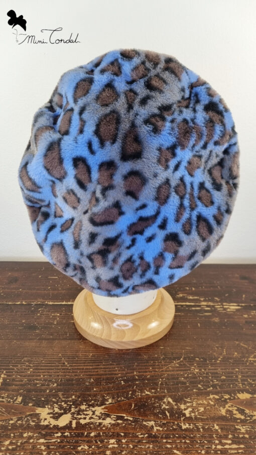 Cappello basco dal diametro ampio in pelliccia sintetica leopardata nei toni del blu e grigio, Mimi Condal