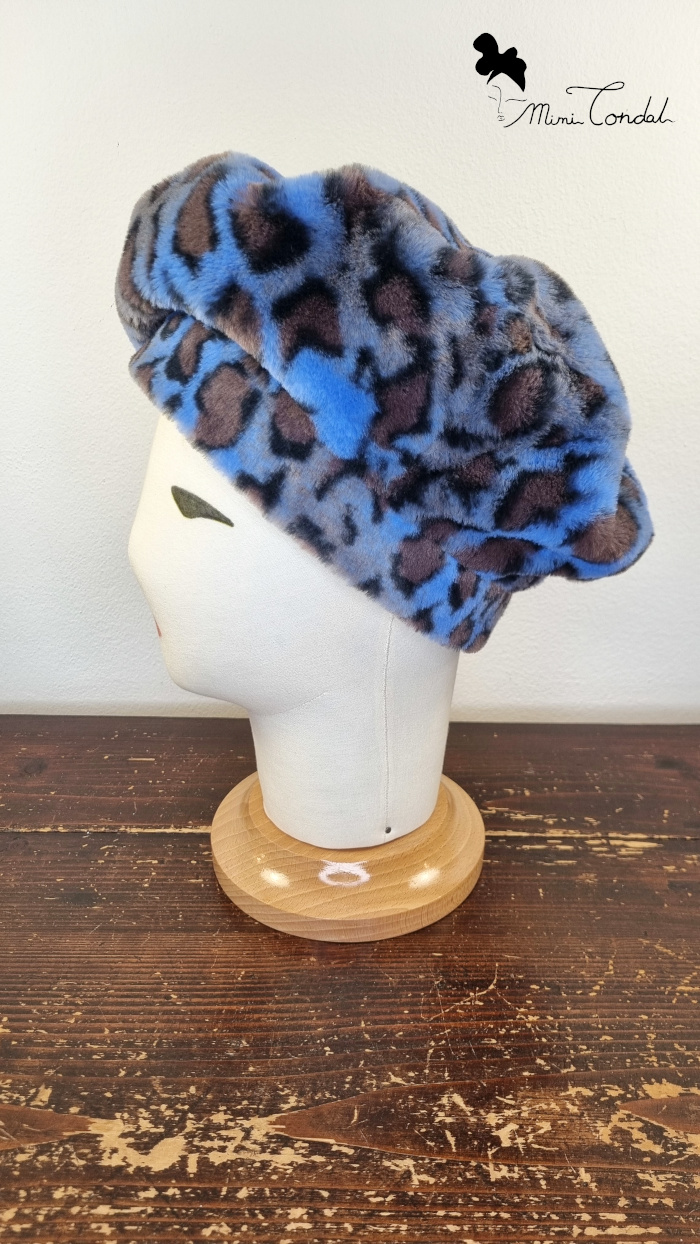 Cappello basco dal diametro ampio in pelliccia sintetica leopardata nei toni del blu e grigio, Mimi Condal