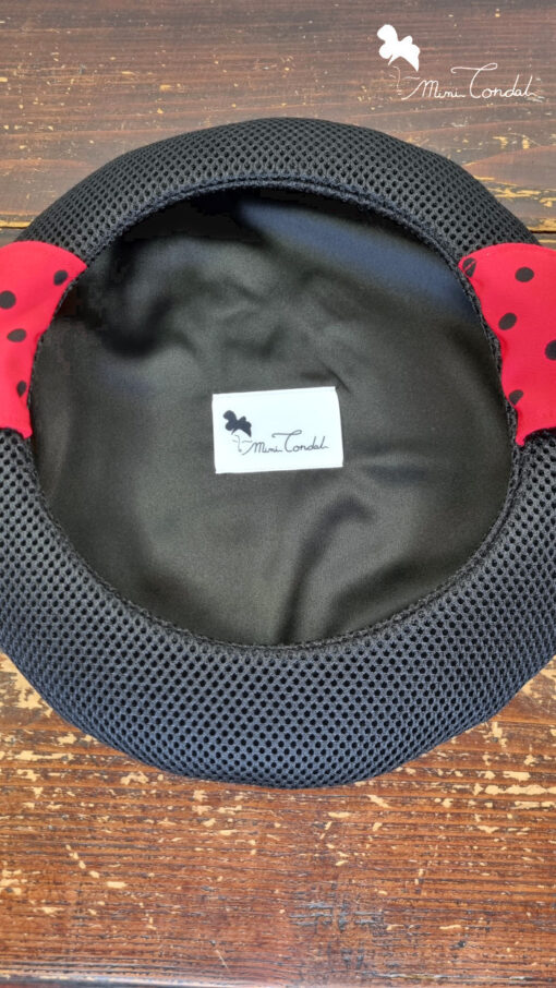 Cappello basco nero con nastri decorativi rossi a pois neri che si annodano sotto il mento, Mimi Condal