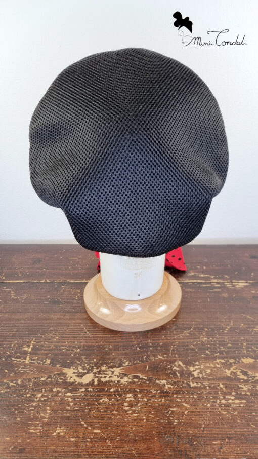 Cappello basco nero con nastri decorativi rossi a pois neri che si annodano sotto il mento, Mimi Condal